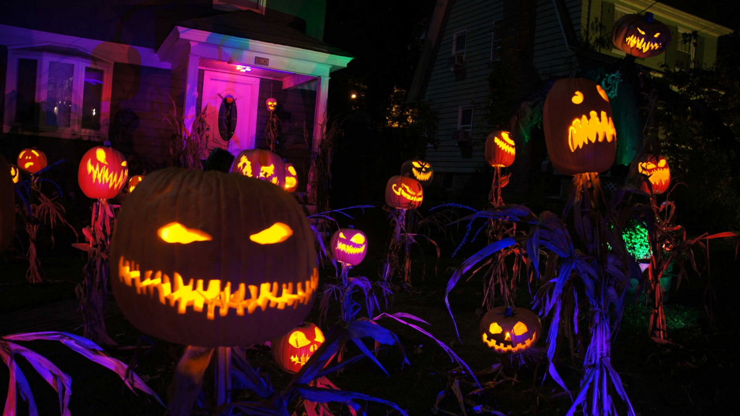 43152-Halloween-All-Hallows-Eve-All-Saints-Eve-pumpkin-fear-cap-yellow-lights-house-porch-decoration_fbd79d97-53c3-4b06-84ce-9e9f9fa67c8d